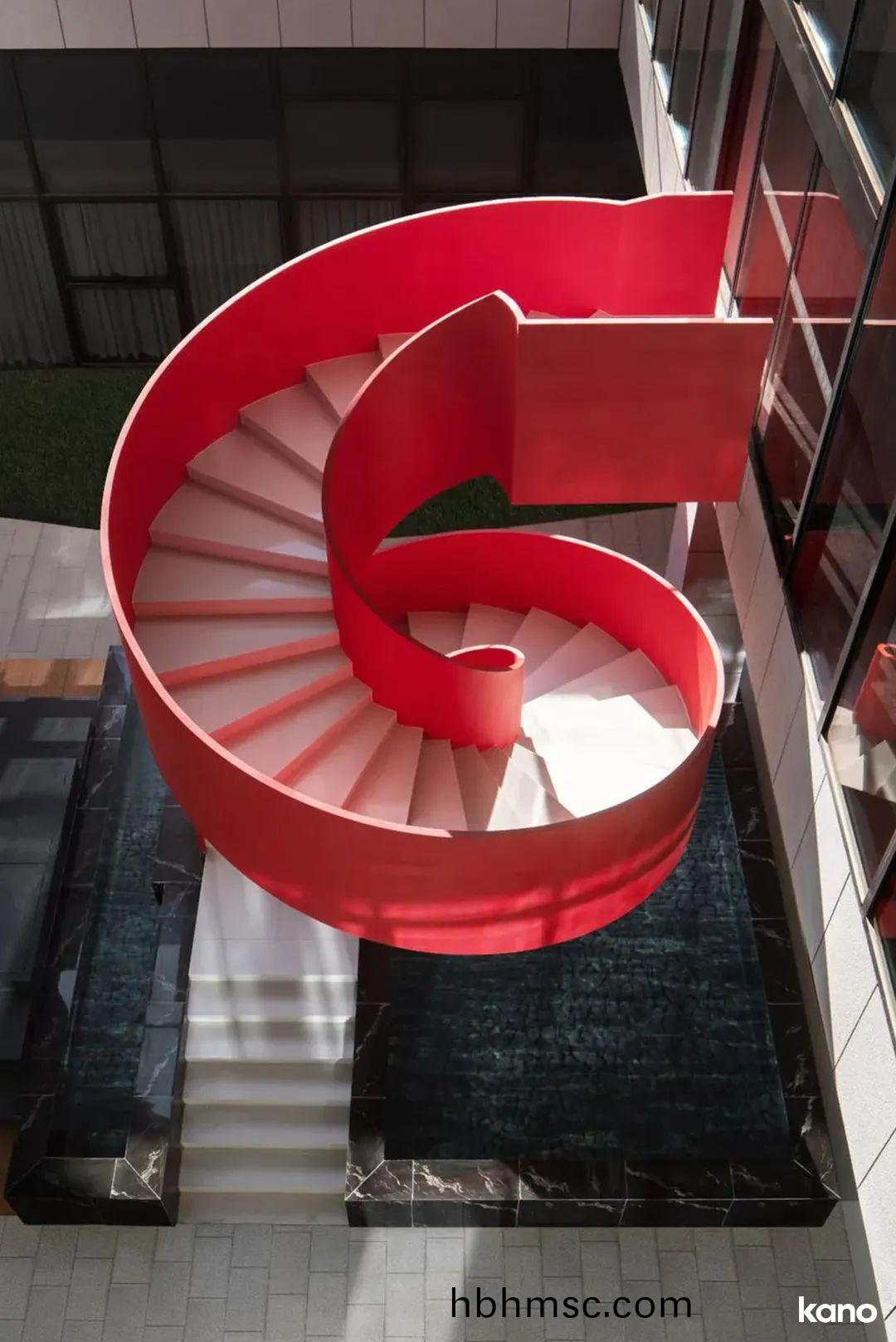 青島(dao)辦公(gong)室傢(jia)具配(pei)套(tao)方案之(zhi)鏇轉(zhuan)樓梯