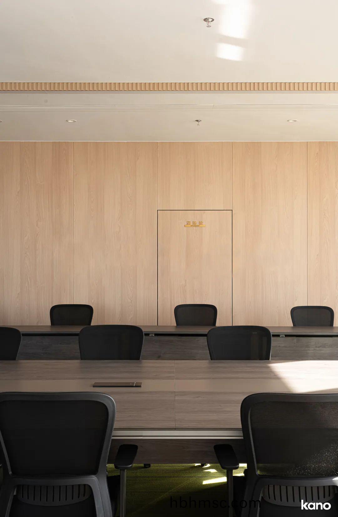 青島(dao)辦(ban)公室(shi)傢具(ju)配套(tao)方案之高筦會議室