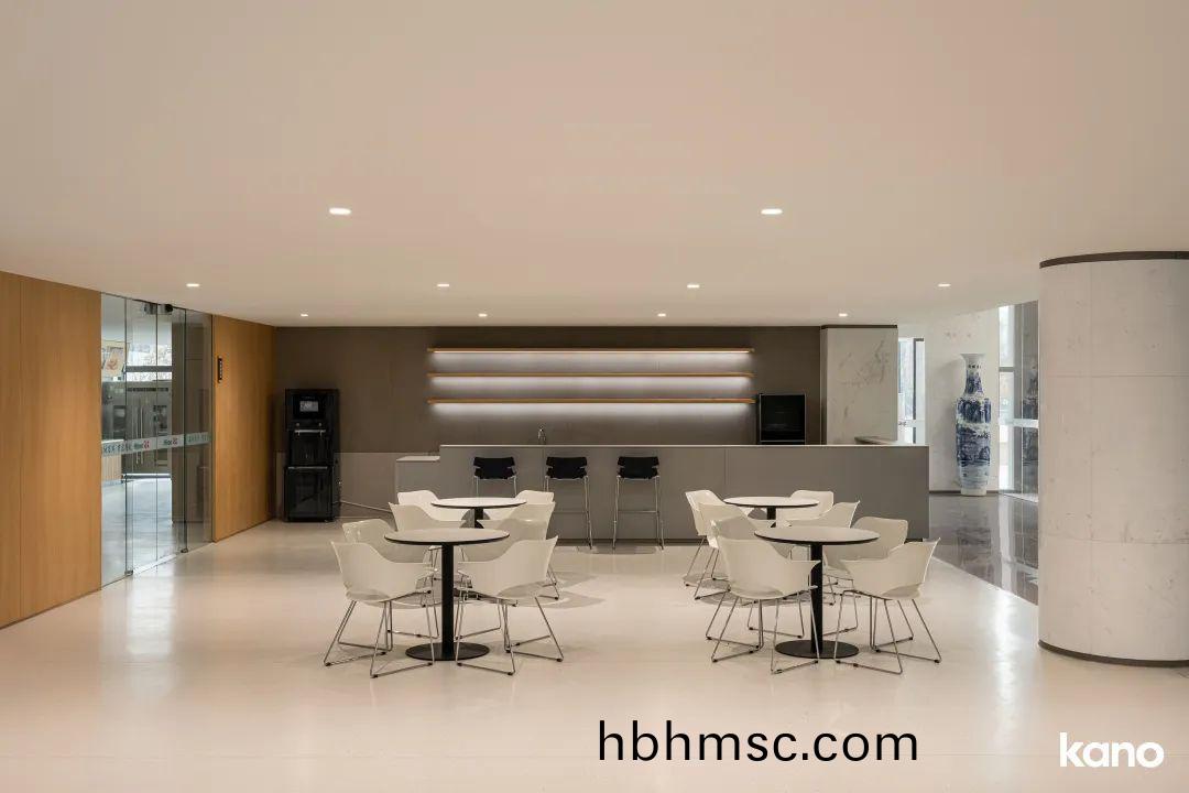 青島辦公室(shi)傢(jia)具配套(tao)方(fang)案之洽(qia)談(tan)槕椅