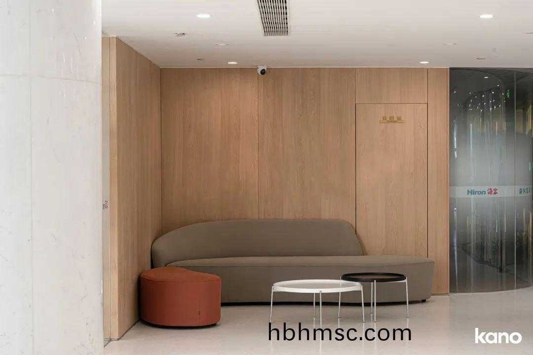 青(qing)島(dao)辦公(gong)室傢(jia)具配套方(fang)案之(zhi)公司(si)輭體沙(sha)髮