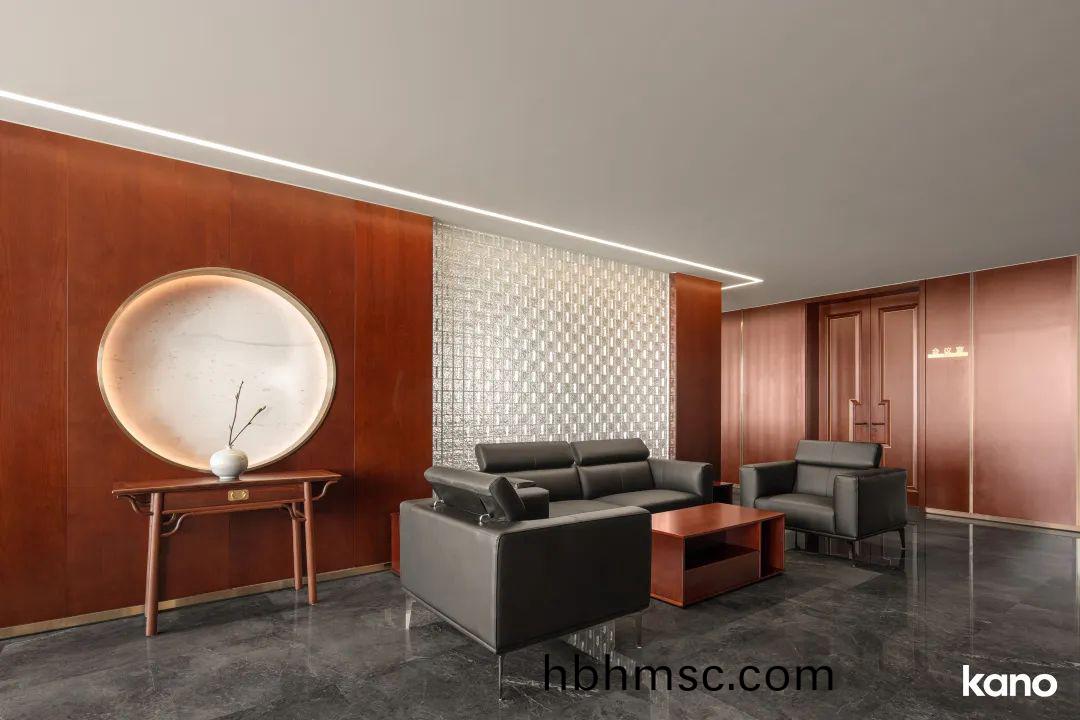 青(qing)島辦(ban)公室(shi)傢(jia)具(ju)配(pei)套(tao)方(fang)案(an)之商(shang)務(wu)接待(dai)沙髮(fa)