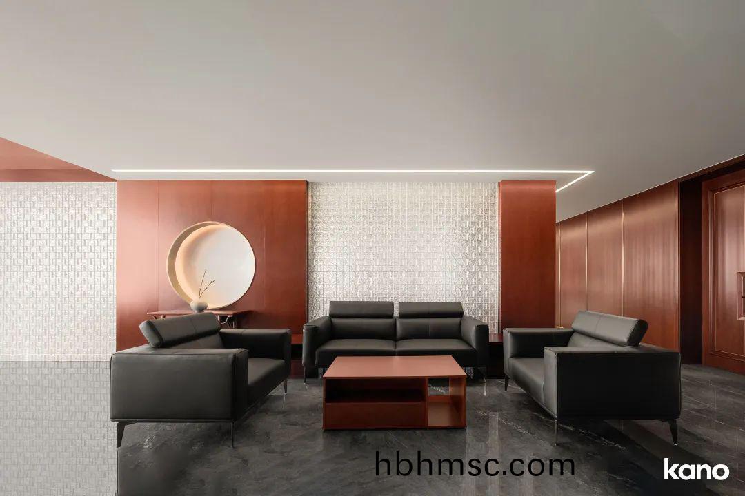 青島(dao)辦(ban)公室(shi)傢具(ju)配(pei)套方案之(zhi)會(hui)客(ke)沙髮