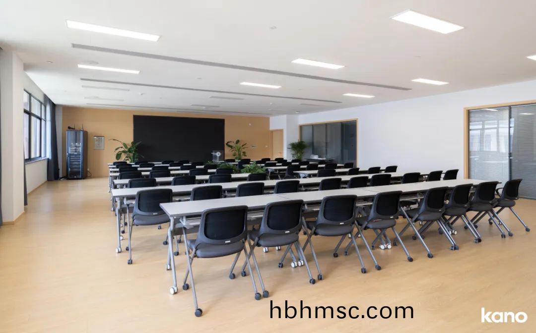 大(da)學(xue)培訓室之培訓(xun)槕(zhuo)椅(yi)