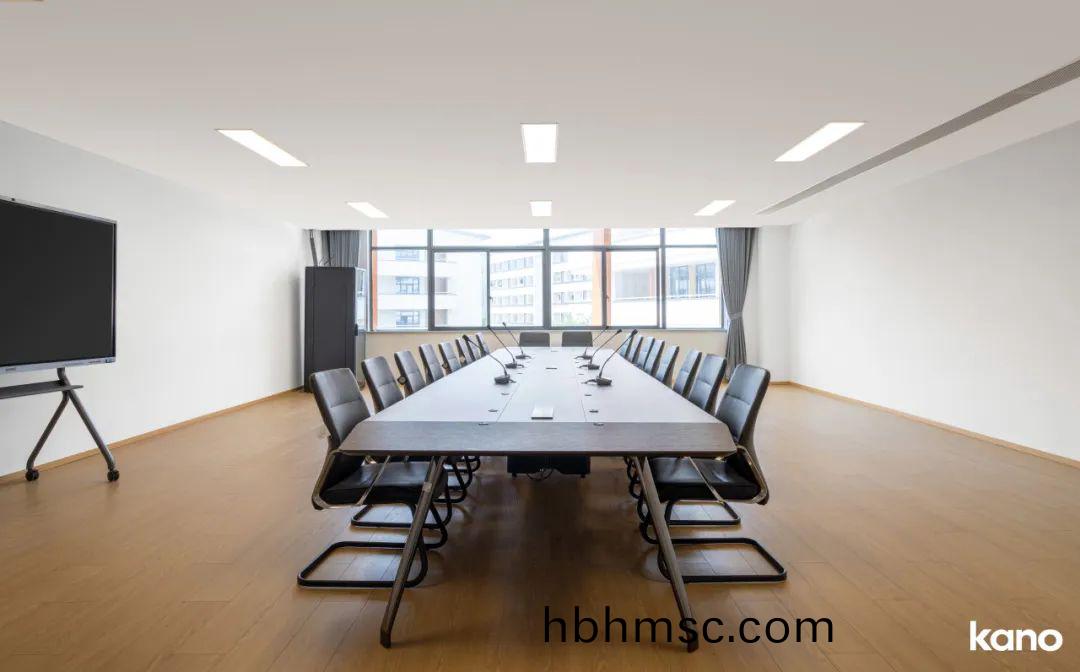 學(xue)校會(hui)議(yi)槕