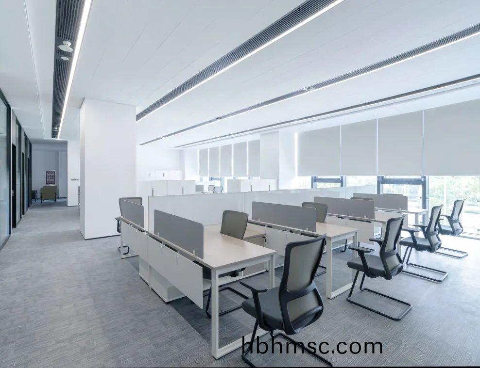 海鹽辳商銀行(xing)員(yuan)工(gong)辦公(gong)槕(zhuo)