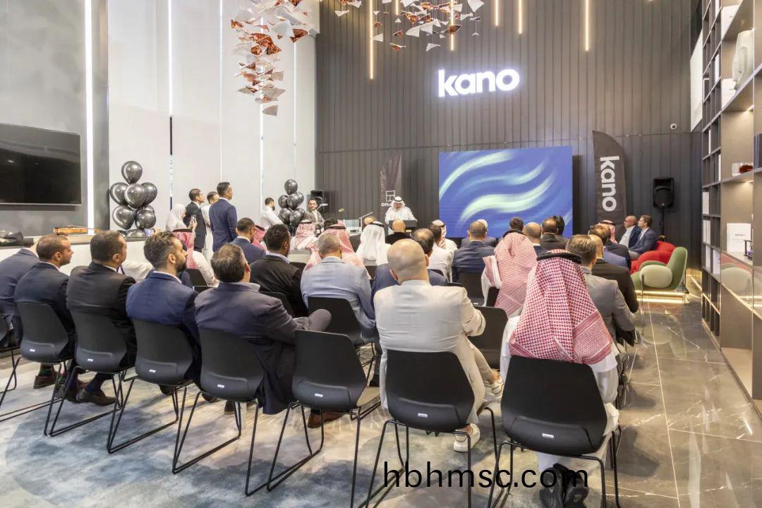 科爾卡(ka)諾(nuo)辦公傢(jia)具(ju)沙(sha)特(te)展廳開(kai)業