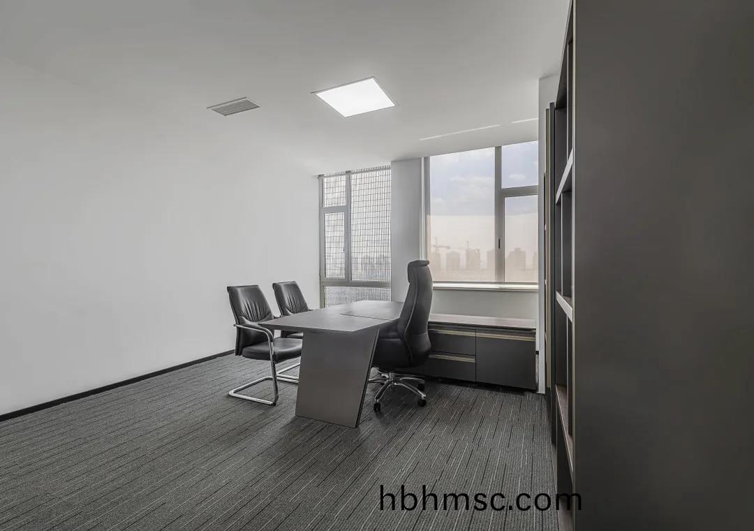 簡約舒(shu)適(shi)現代(dai)辦公室傢(jia)具案(an)例(li)之領(ling)導(dao)槕(zhuo)