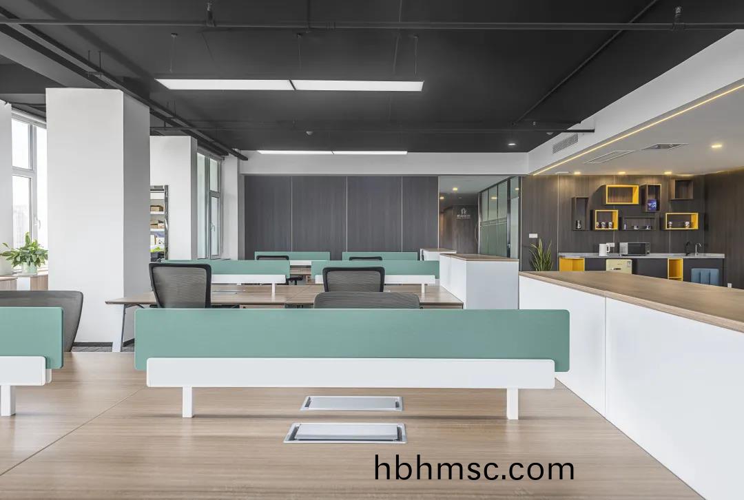 簡約舒(shu)適(shi)現代辦(ban)公(gong)室(shi)傢(jia)具(ju)案(an)例(li)之(zhi)屏風(feng)辦公槕(zhuo)