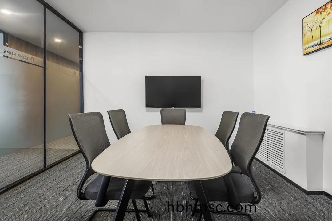 簡約舒(shu)適(shi)現(xian)代辦(ban)公室傢(jia)具案(an)例(li)之洽談槕(zhuo)