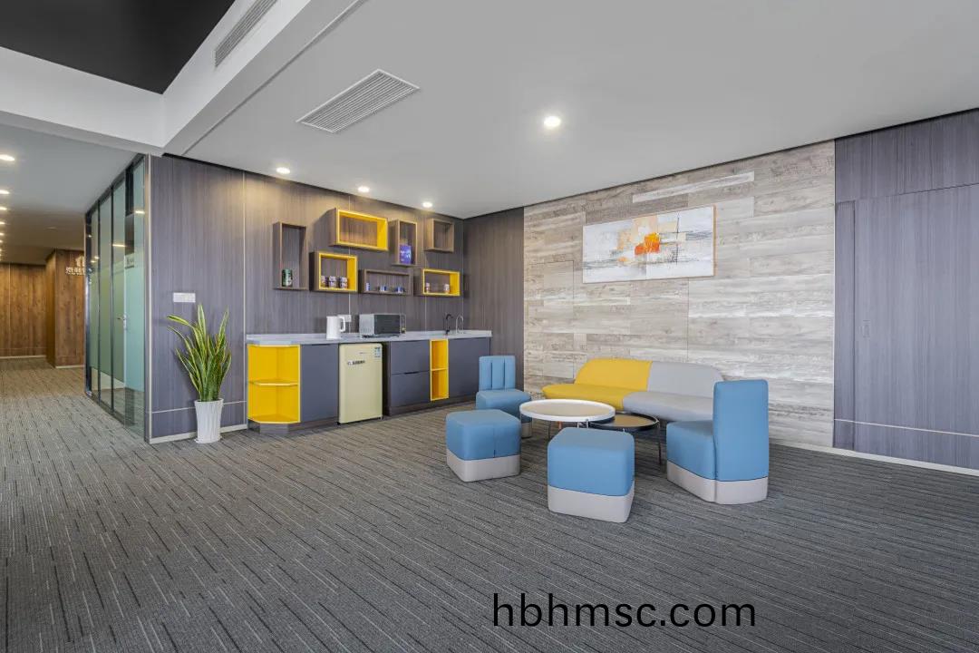 簡(jian)約舒適(shi)現代辦公(gong)室傢具(ju)案例(li)之洽談會(hui)客區(qu)