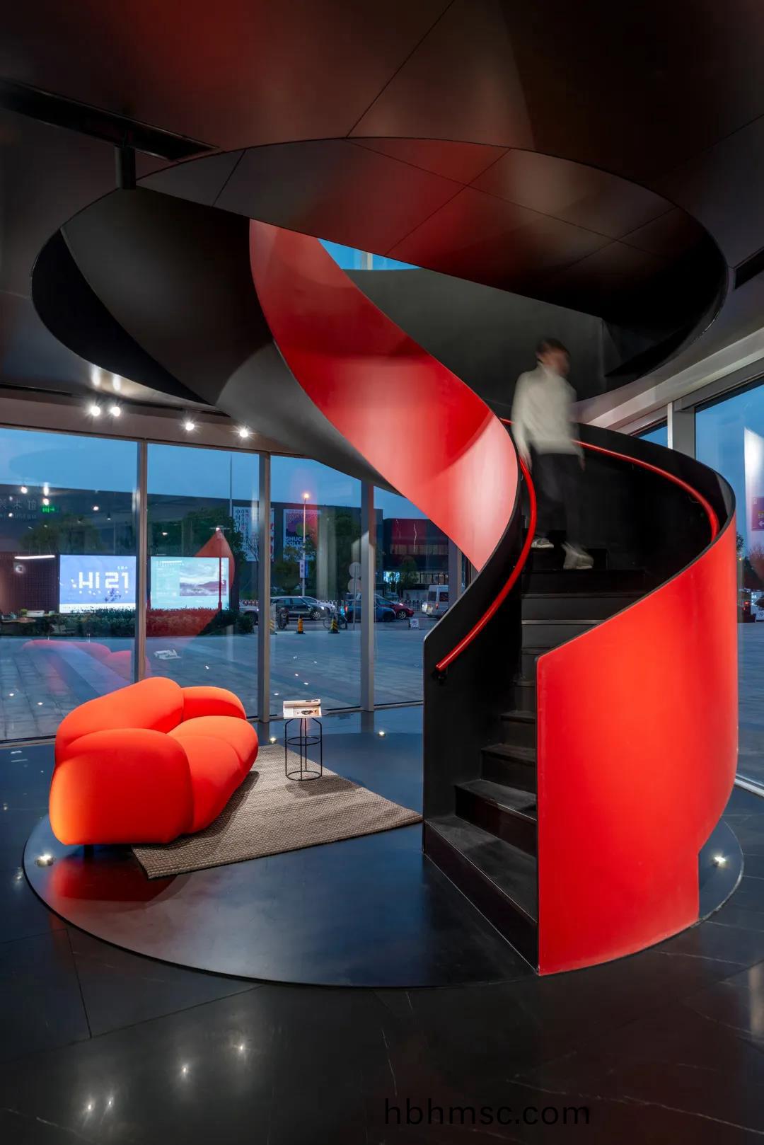 科(ke)爾卡諾穫獎項(xiang)目（二(er)）：紅(hong)色鏇(xuan)風係(xi)列(lie)圖(tu)