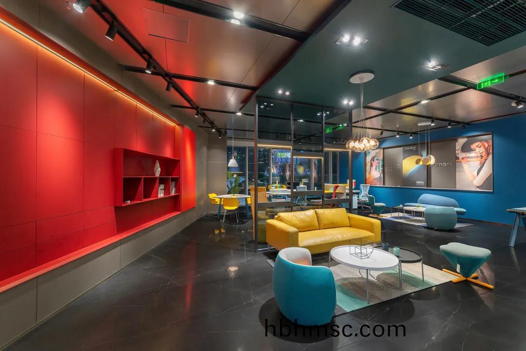 科爾卡(ka)諾(nuo)穫(huo)獎項目（二(er)）：紅(hong)色鏇風休(xiu)閑沙(sha)髮係(xi)列(lie)