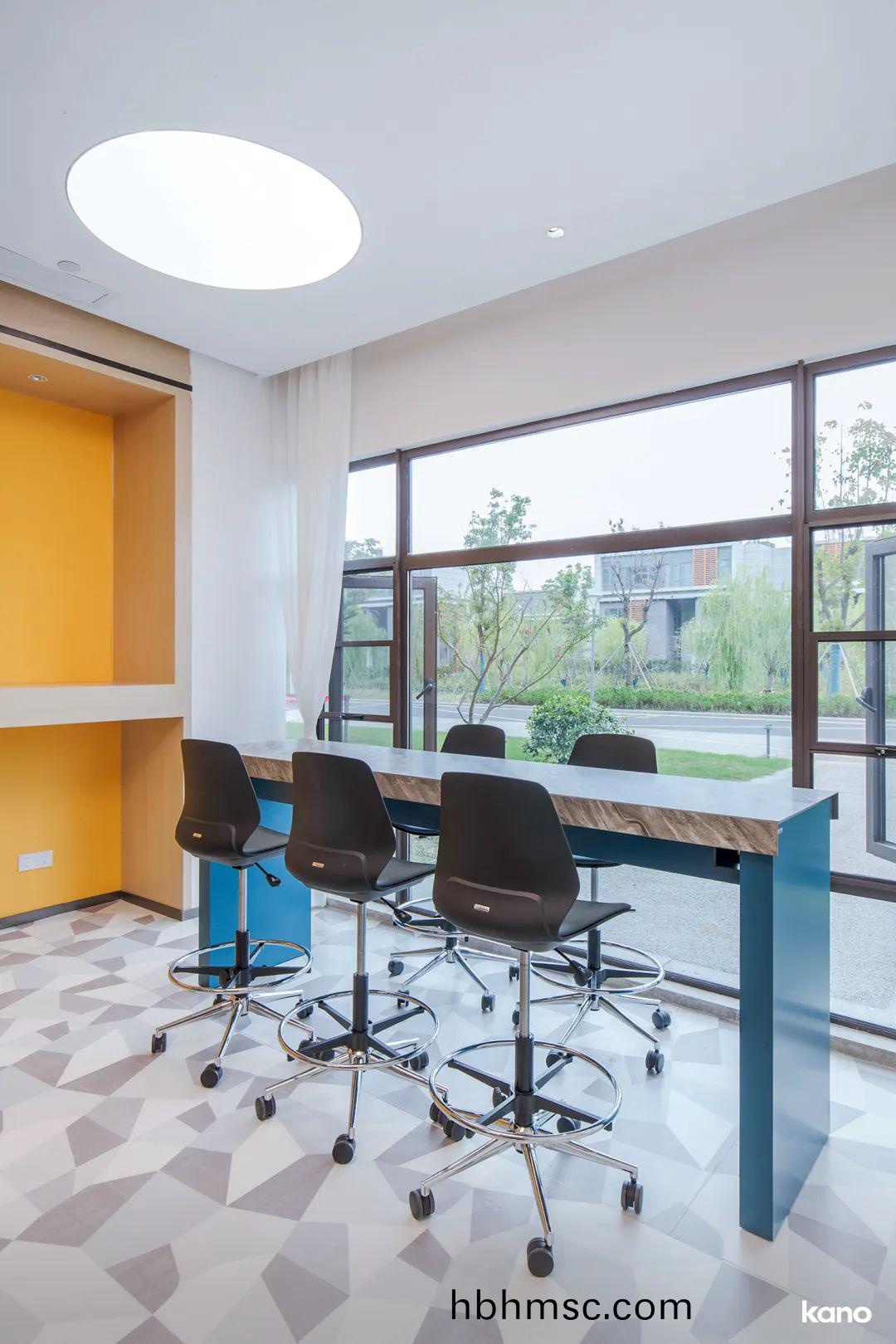 大(da)學辦(ban)公(gong)室(shi)吧檯(tai)