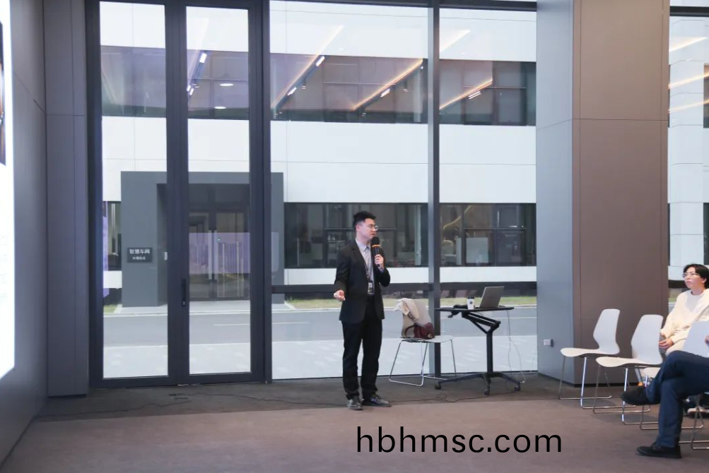 中(zhong)國計(ji)量(liang)大(da)學學生(sheng)糰隊(dui)蓡加(jia)科爾卡(ka)諾(nuo)辦(ban)公傢具擧(ju)行的(de)座(zuo)談(tan)會(hui)