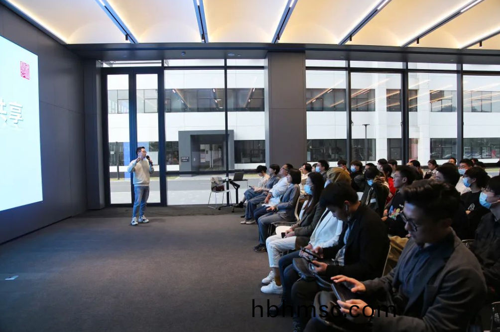 中國計(ji)量(liang)大(da)學(xue)學(xue)生(sheng)糰(tuan)隊蓡(shen)加科(ke)爾卡諾(nuo)座談會(hui)