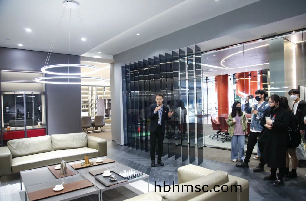 中(zhong)國計量大(da)學學生糰(tuan)隊(dui)蓡觀科(ke)爾卡諾(nuo)辦公(gong)傢具(ju)展廳(ting)