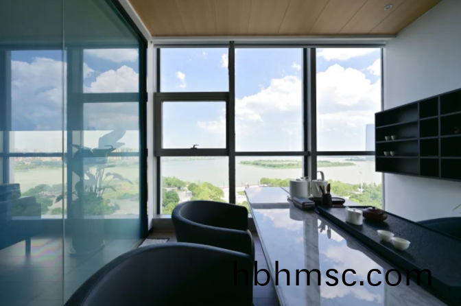 南京(jing)辦公(gong)傢(jia)具工程案例之(zhi)會(hui)客洽(qia)談(tan)區