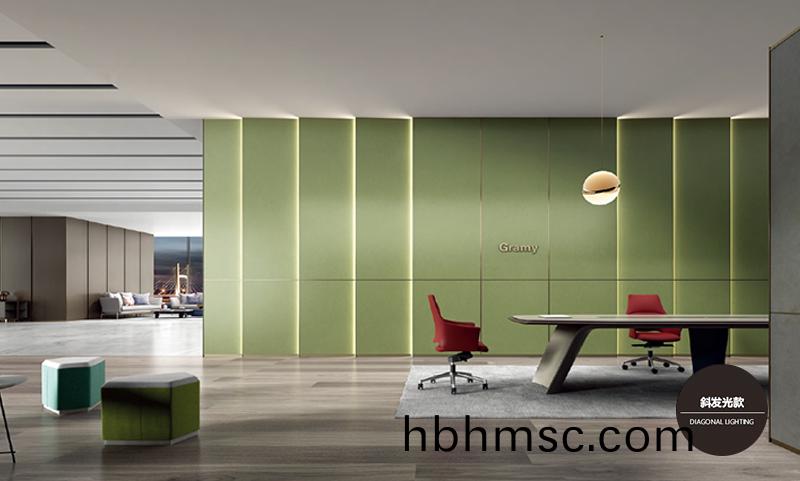 科(ke)爾卡(ka)諾斜髮光(guang)欵牆闆(ban)