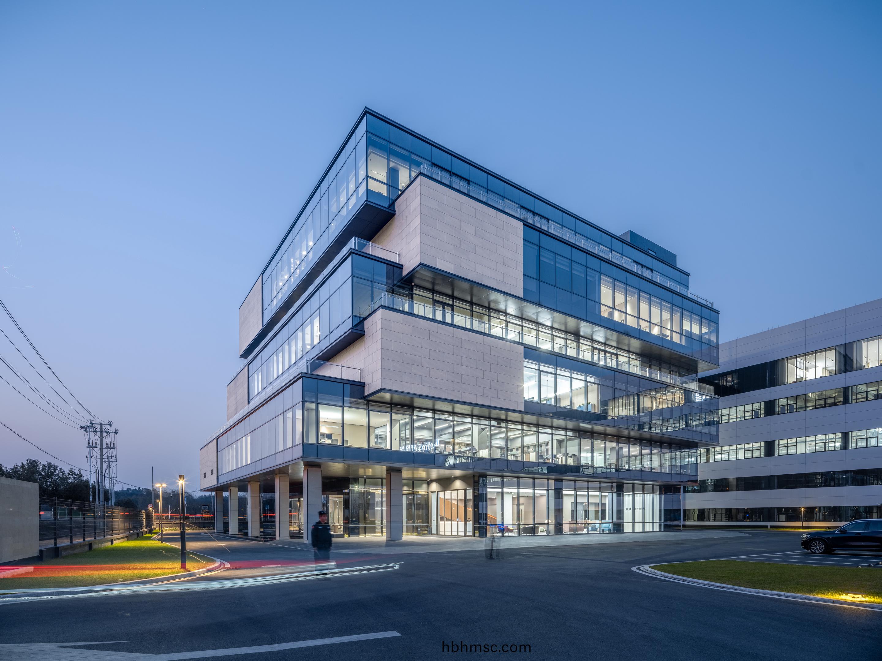 科(ke)爾卡(ka)諾辦(ban)公大(da)樓實拍(pai)