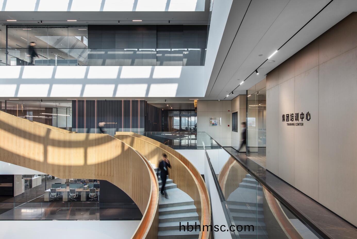 科(ke)爾卡(ka)諾(nuo)鏇(xuan)轉(zhuan)樓(lou)梯—科(ke)爾卡諾辦(ban)公傢具(ju)辦公大樓實(shi)拍(pai)圖