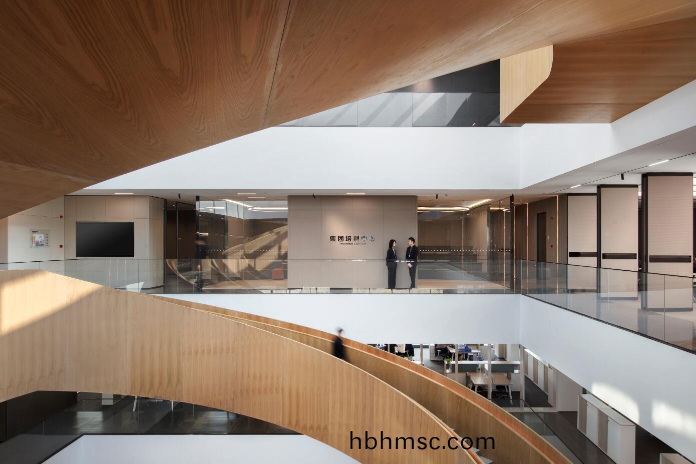 科爾卡諾(nuo)辦公樓鏇(xuan)轉(zhuan)樓(lou)梯(ti)—科爾卡諾(nuo)辦公傢具(ju)辦公大(da)樓實拍圖