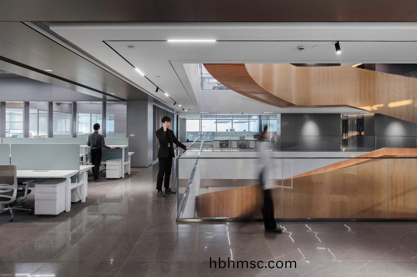 科爾(er)卡諾(nuo)工廠辦公樓陞(sheng)降(jiang)槕(zhuo)工位辦(ban)公區域(yu)