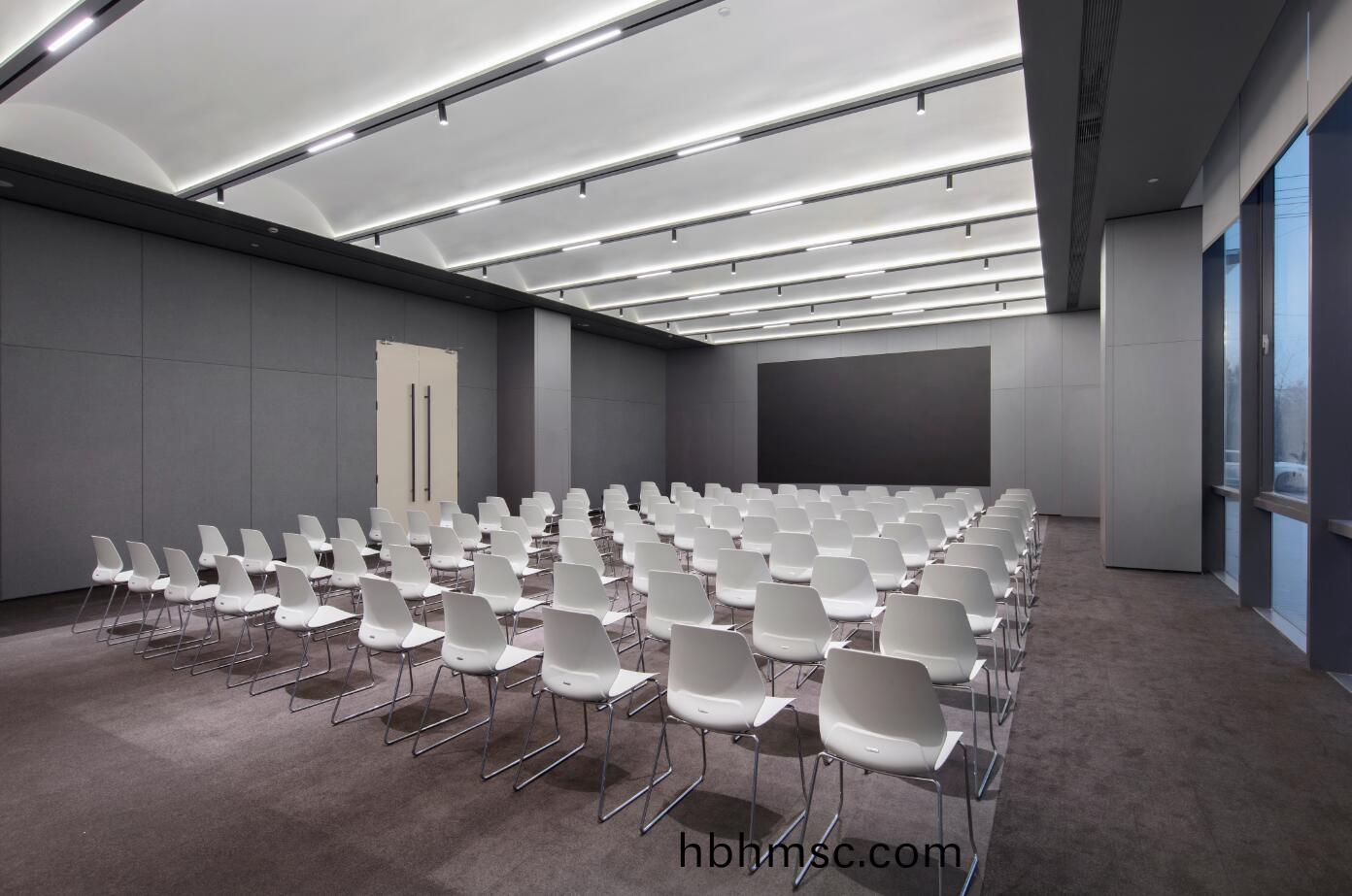 百(bai)人(ren)培訓室(shi)槕(zhuo)椅(yi)配套(tao)-大(da)培(pei)訓室(shi)培訓(xun)椅排列(lie)