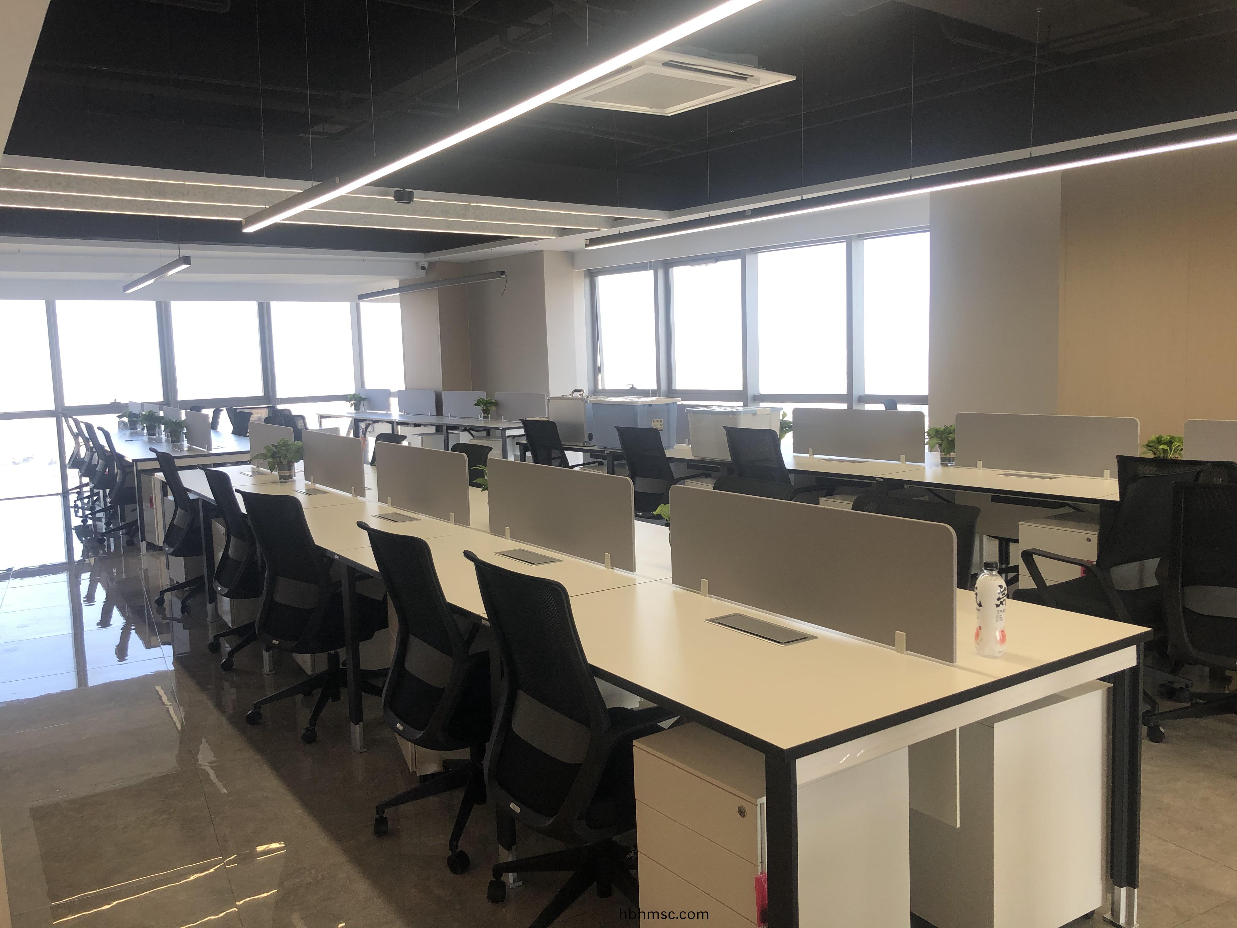 傢具公司辦(ban)公(gong)傢(jia)具配(pei)套案例(li)之員工(gong)區(qu)