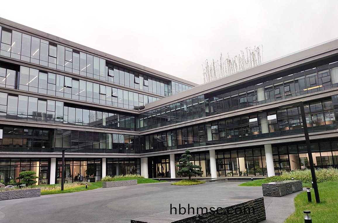 大型(xing)集(ji)糰(tuan)公(gong)司(si)辦公傢具(ju)採(cai)購案(an)例(li)之(zhi)朗(lang)新科技辦公樓(lou)