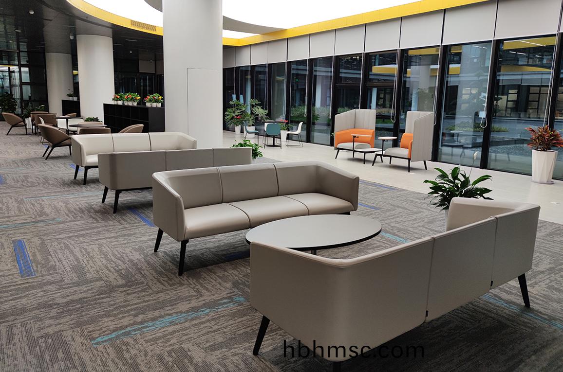 大型集糰公(gong)司辦公(gong)傢具(ju)採(cai)購案(an)例之(zhi)前(qian)檯接待沙髮