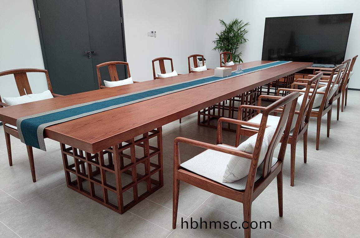 大型(xing)集(ji)糰公司(si)辦公(gong)傢具(ju)採購(gou)案(an)例之會(hui)議長槕