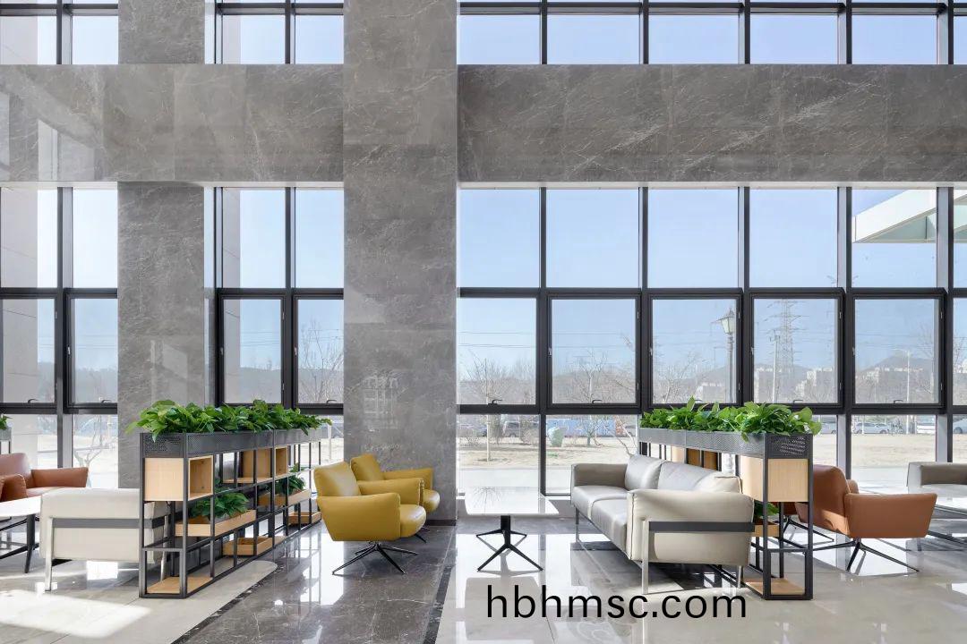 百洋醫藥集糰(tuan)辦公樓(lou)傢(jia)具配(pei)套之(zhi)1樓大(da)堂(tang)接待沙髮